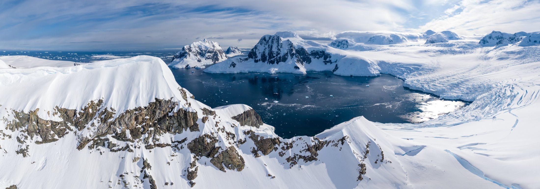 Pale ice horizon